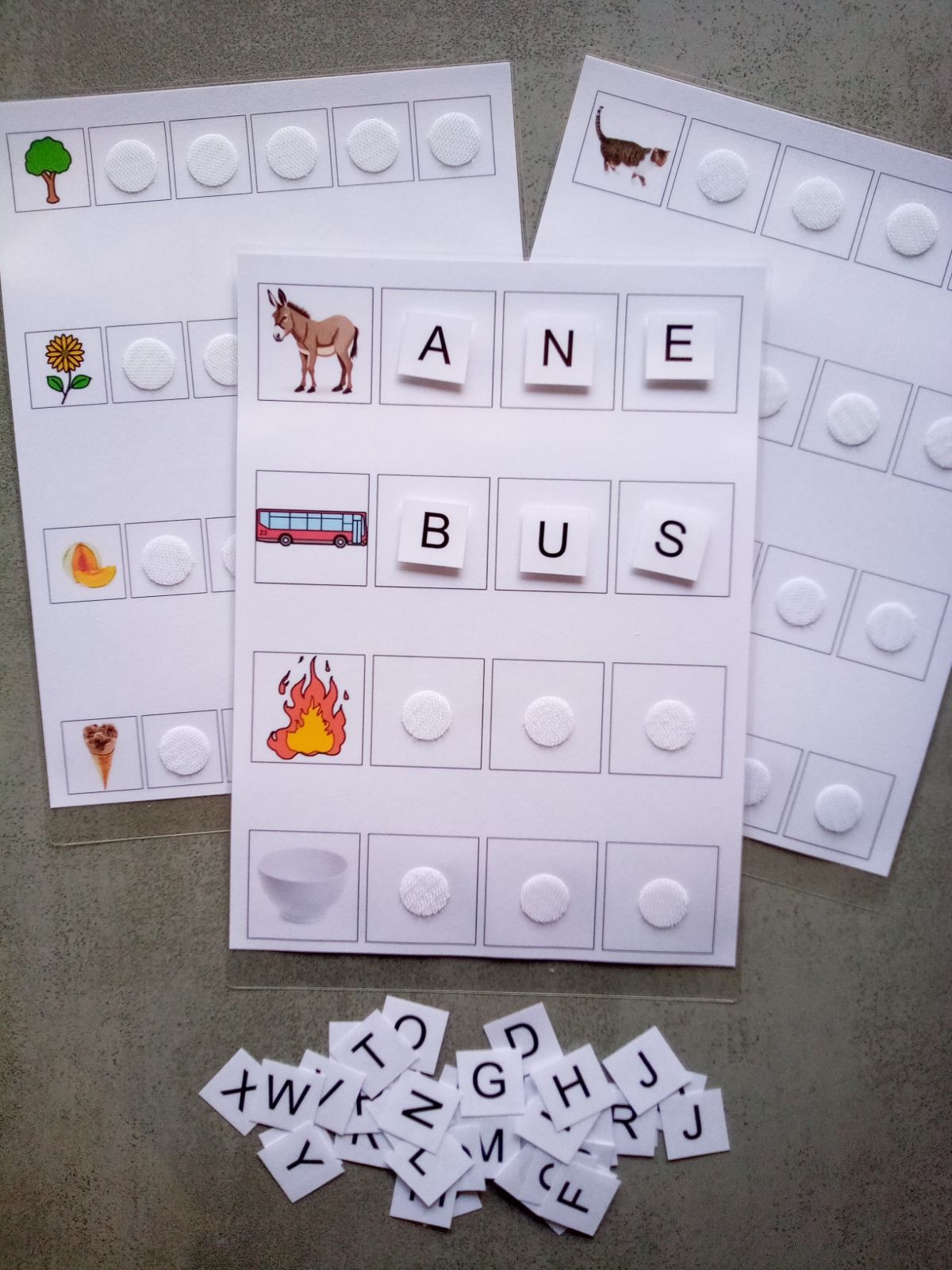 apprentissage lecture premiers mots enfant – lettres mobiles Montessori PECS TSA non verbal – déchiffrage 3 à 5 lettres